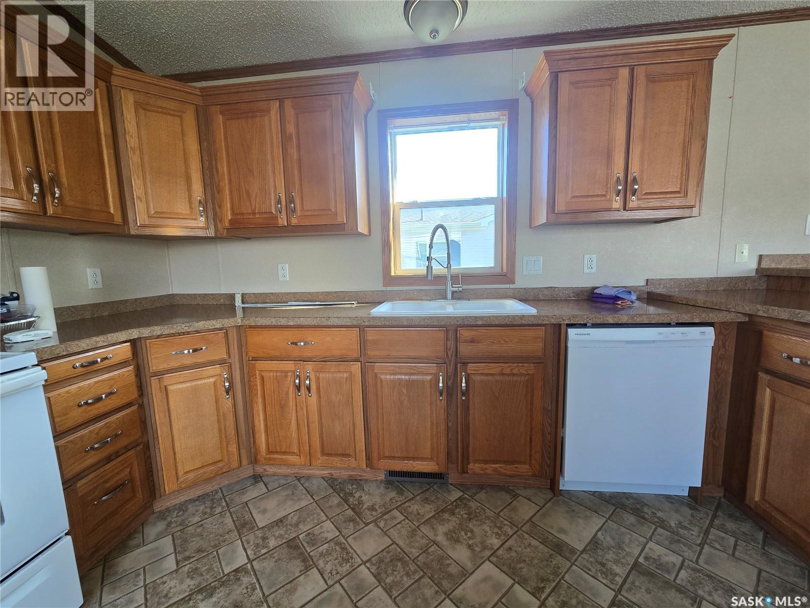 125 1st Avenue Sw, Weyburn, Saskatchewan  S4H 2H9 - Photo 5 - SK050679