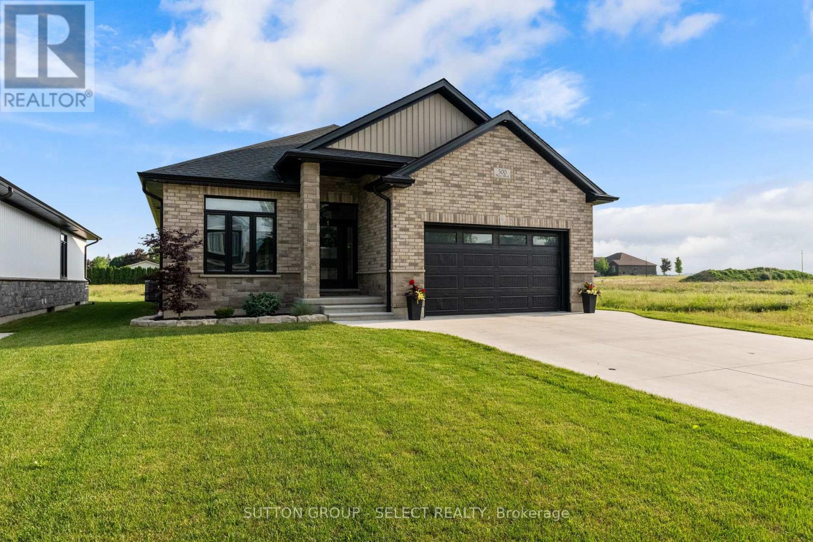 3910 Park Street, Plympton-Wyoming, Ontario  N0N 1E0 - Photo 2 - X13876428