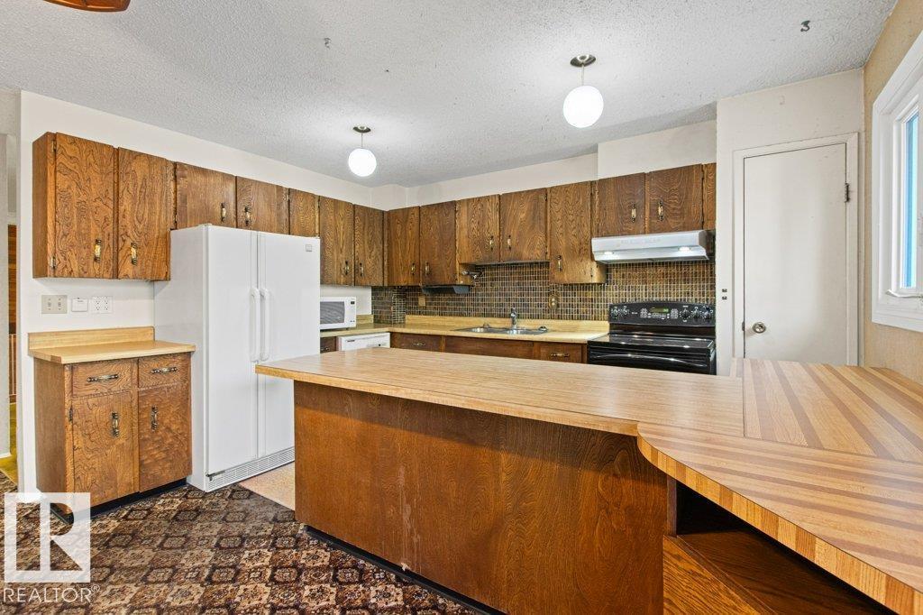3022 108 ST NW