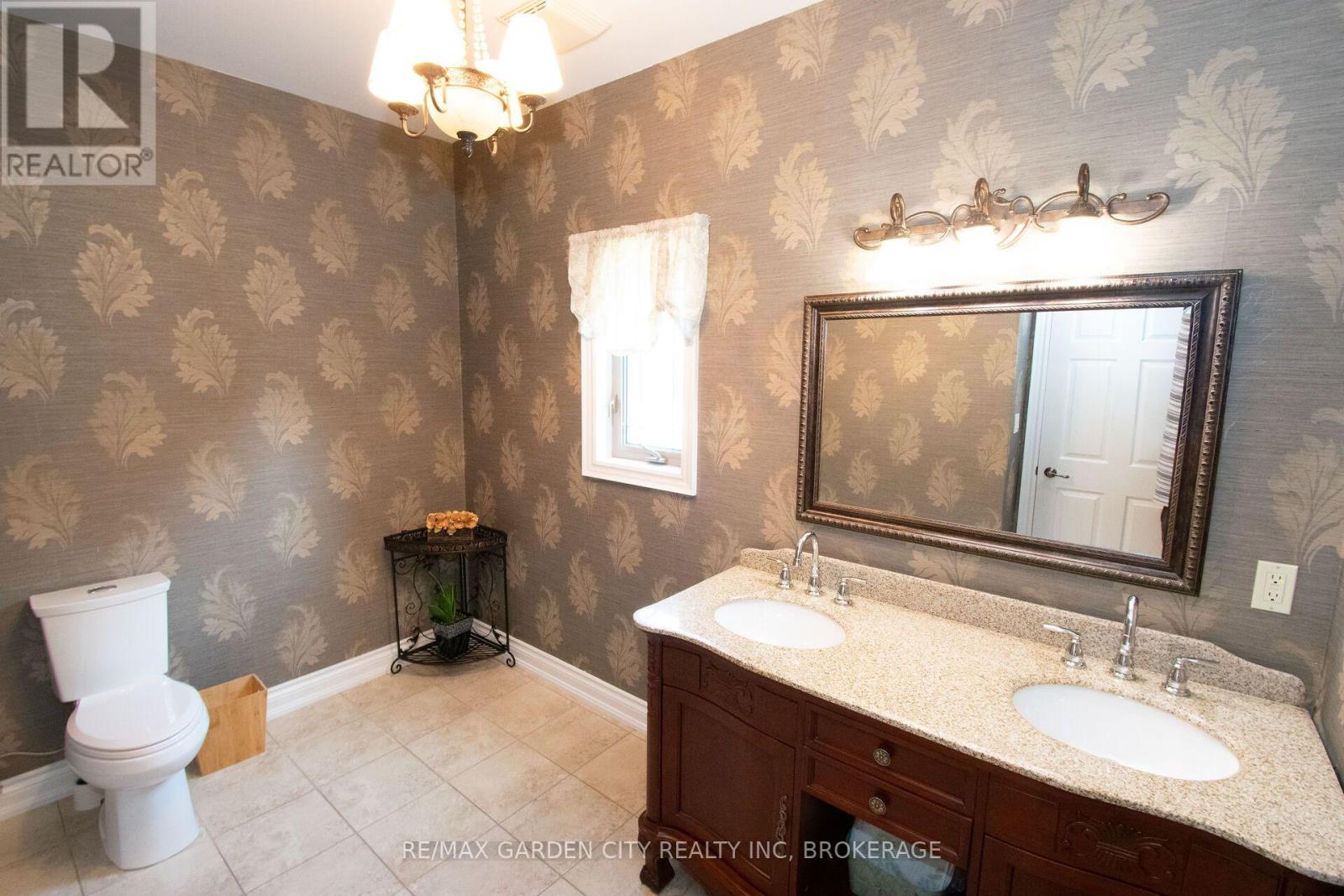 12 Power Glen Road, St. Catharines, Ontario  L2R 0E5 - Photo 10 - X13876322