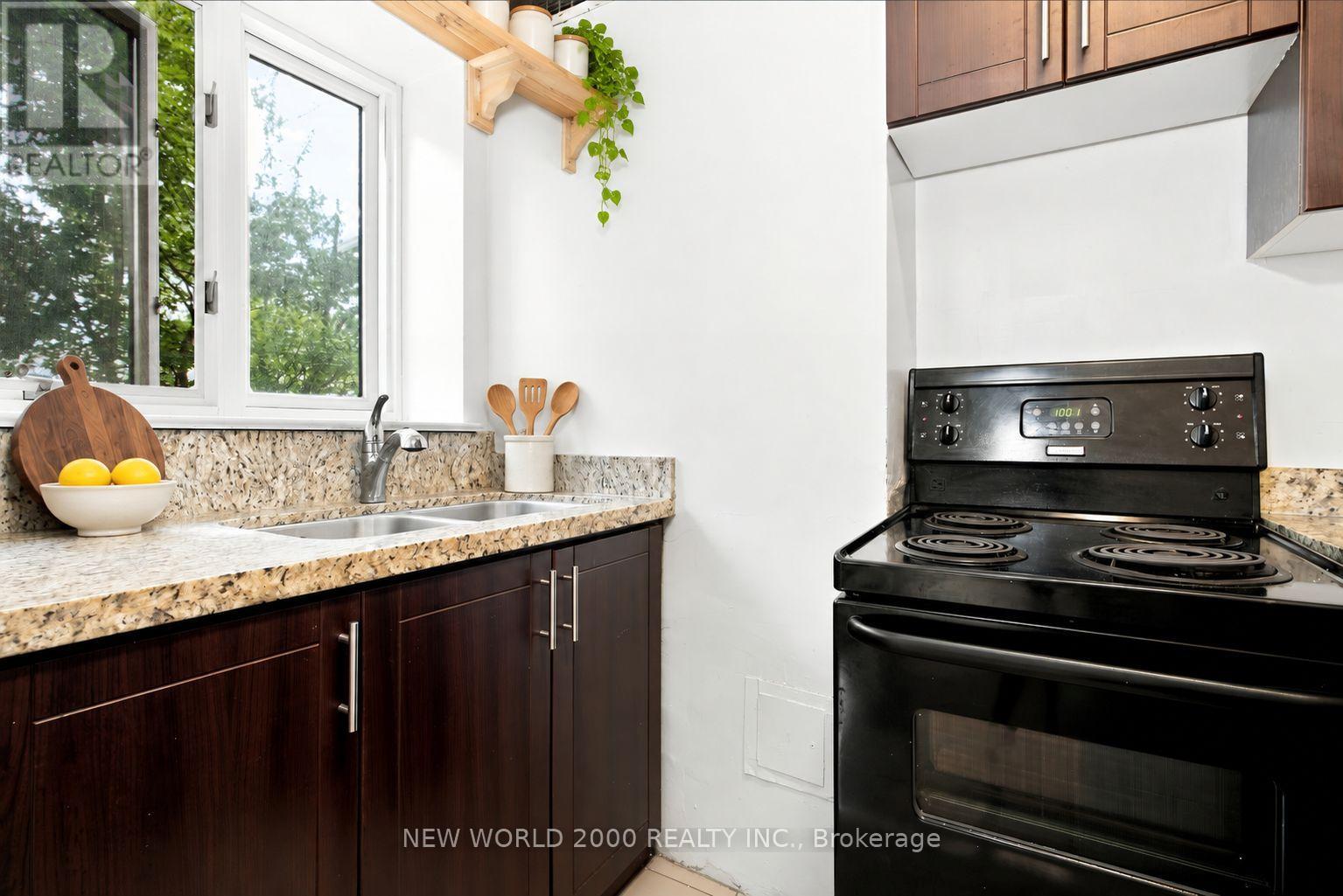 303 - 110 St Clair Avenue W, Toronto, Ontario  M4V 1N4 - Photo 8 - C13876450