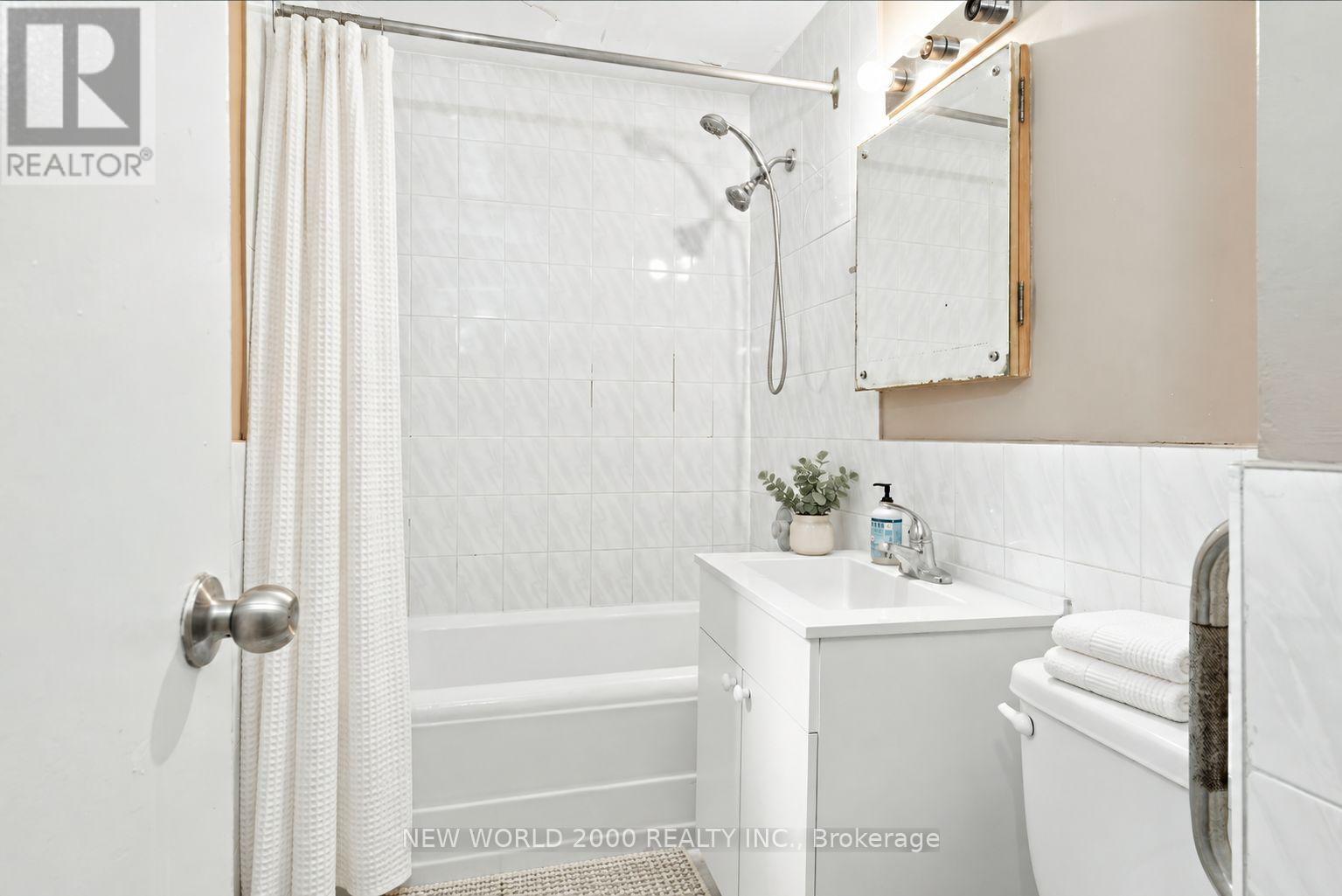 303 - 110 St Clair Avenue W, Toronto, Ontario  M4V 1N4 - Photo 9 - C13876450