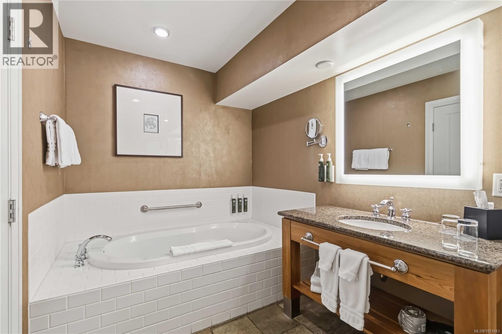 218-220 B 1376 Lynburne Pl