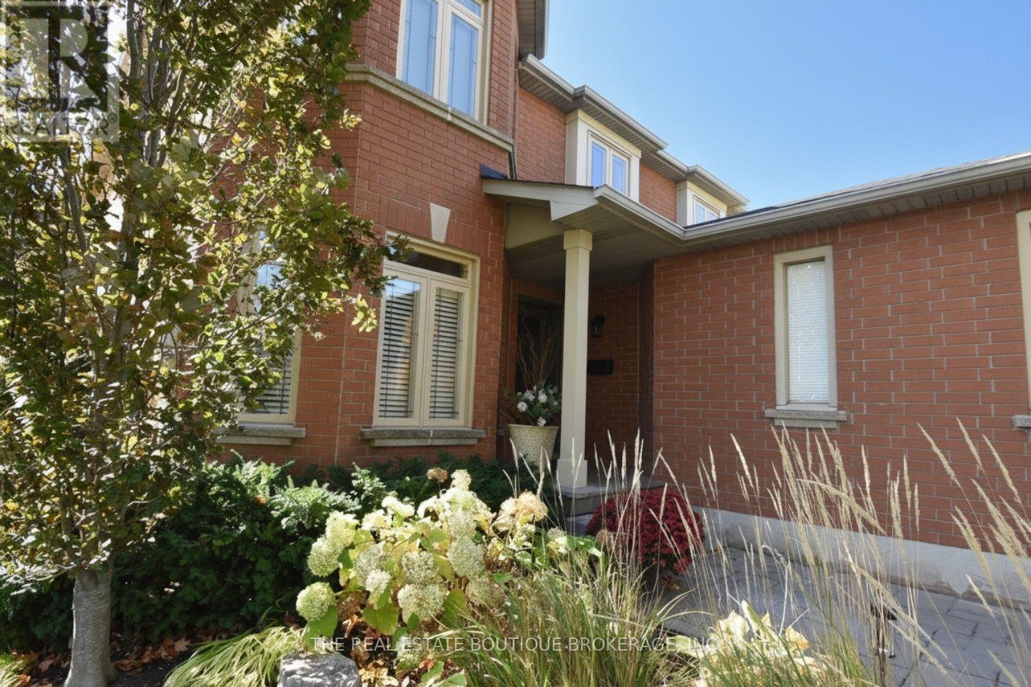 470 Amanda Crescent, Burlington, Ontario  L7L 6H5 - Photo 2 - W13876310