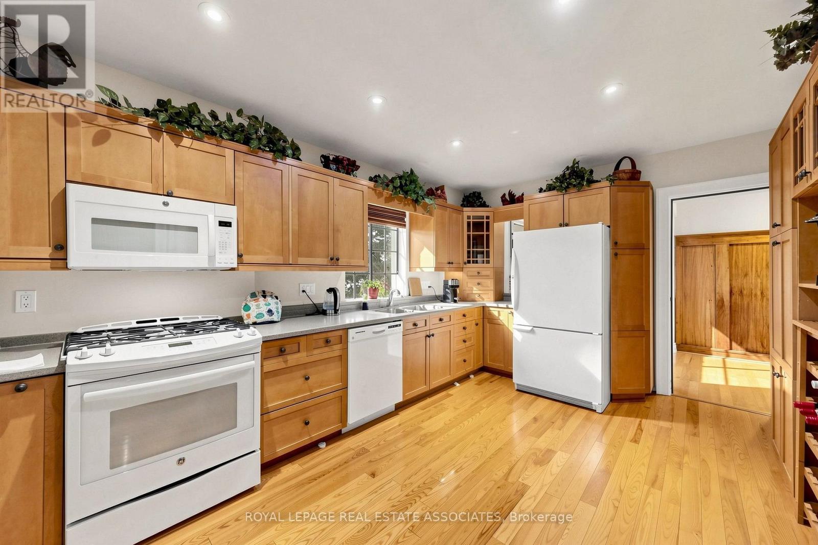 298 Lakeshore Road E, Mississauga, Ontario L5G 1H2 - Photo 13 - W13876388