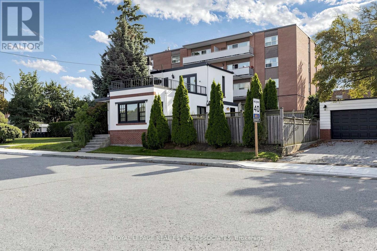 298 Lakeshore Road E, Mississauga, Ontario L5G 1H2 - Photo 3 - W13876388