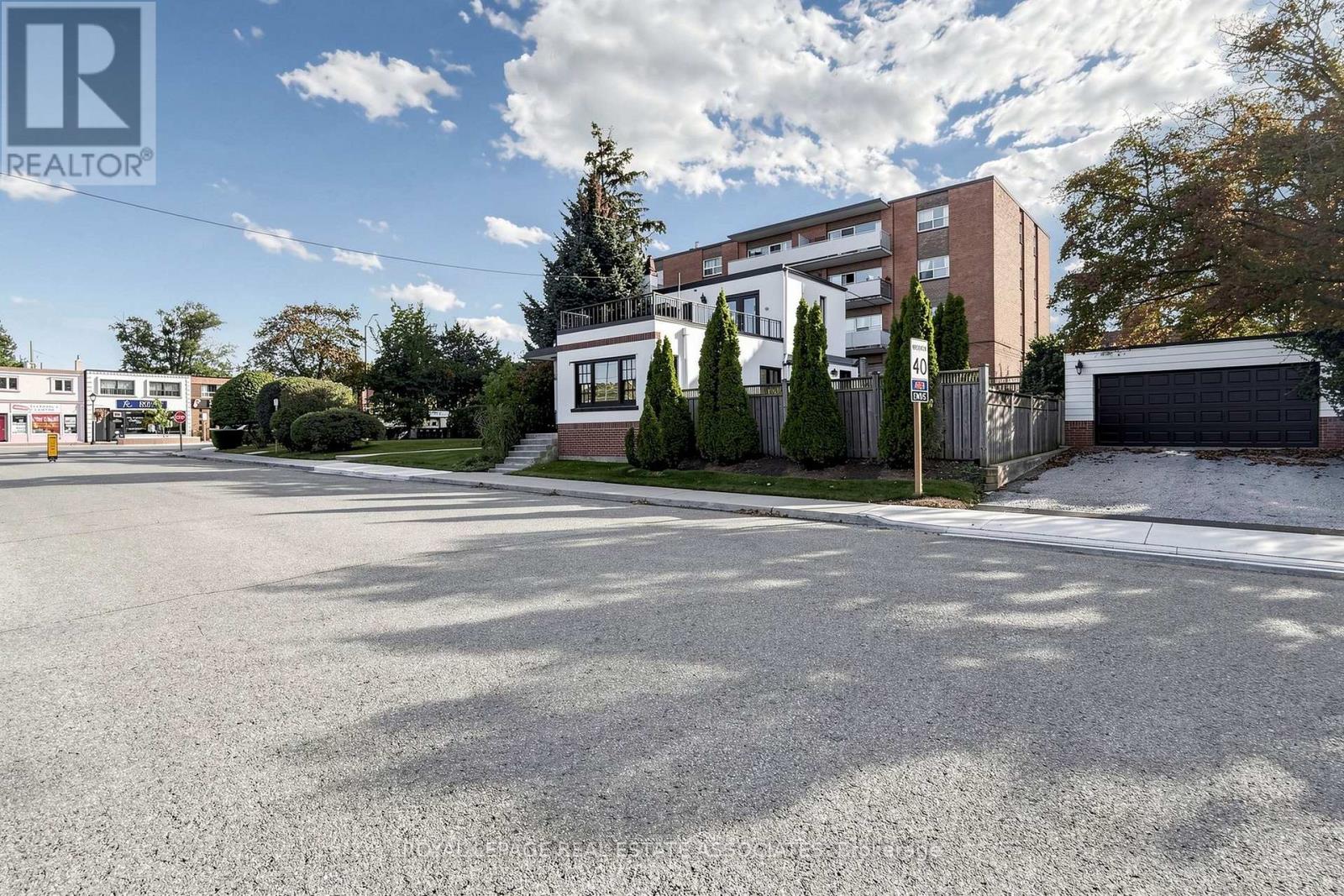 298 Lakeshore Road, Mississauga, Ontario  L5G 1H2 - Photo 4 - W13876398
