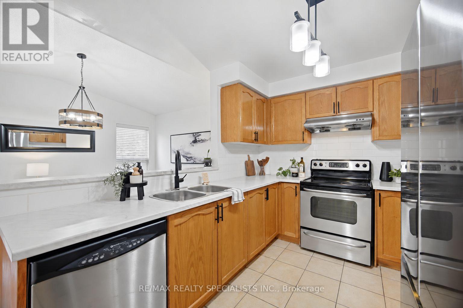 30 Passfield Trail, Brampton, Ontario  L6P 1T8 - Photo 5 - W13876448