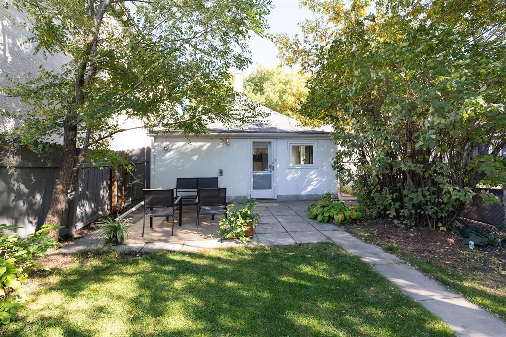 111 Bristol Avenue Winnipeg Manitoba Canada R2H2R5 3
