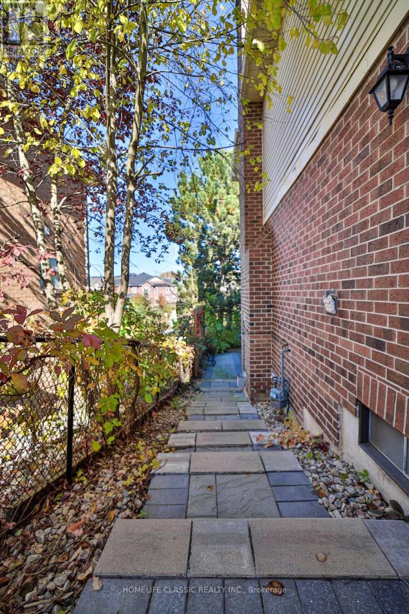 427 Crossland Gate, Newmarket, Ontario  L3X 1B9 - Photo 2 - N13876660