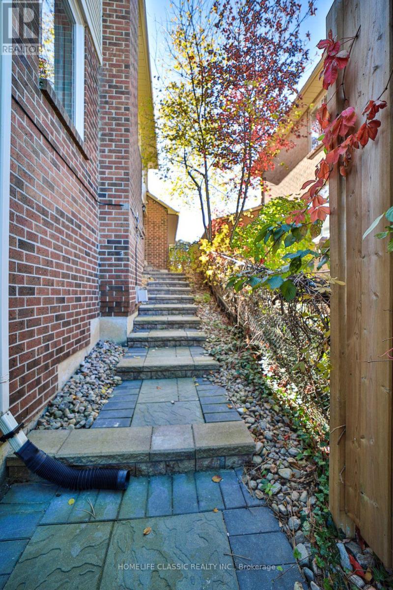 427 Crossland Gate, Newmarket, Ontario  L3X 1B9 - Photo 3 - N13876660
