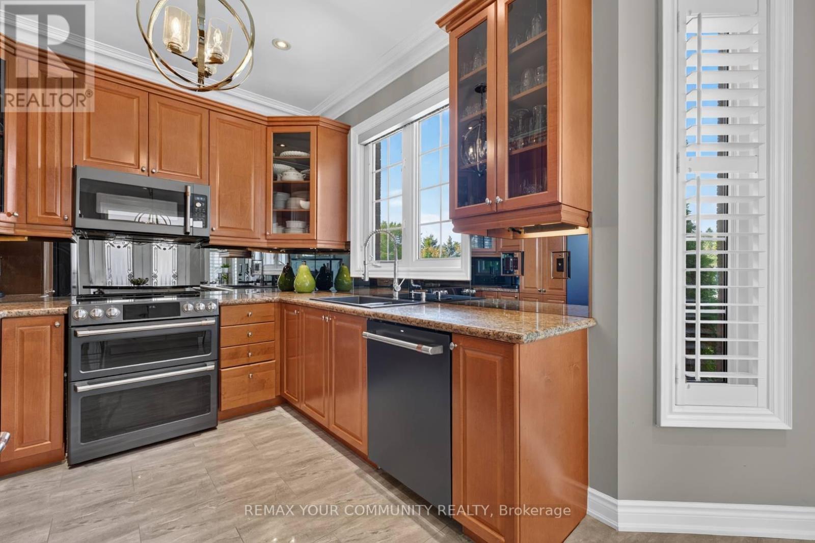 38 Dimarino Drive, Vaughan, Ontario  L6A 0E8 - Photo 15 - N13876744