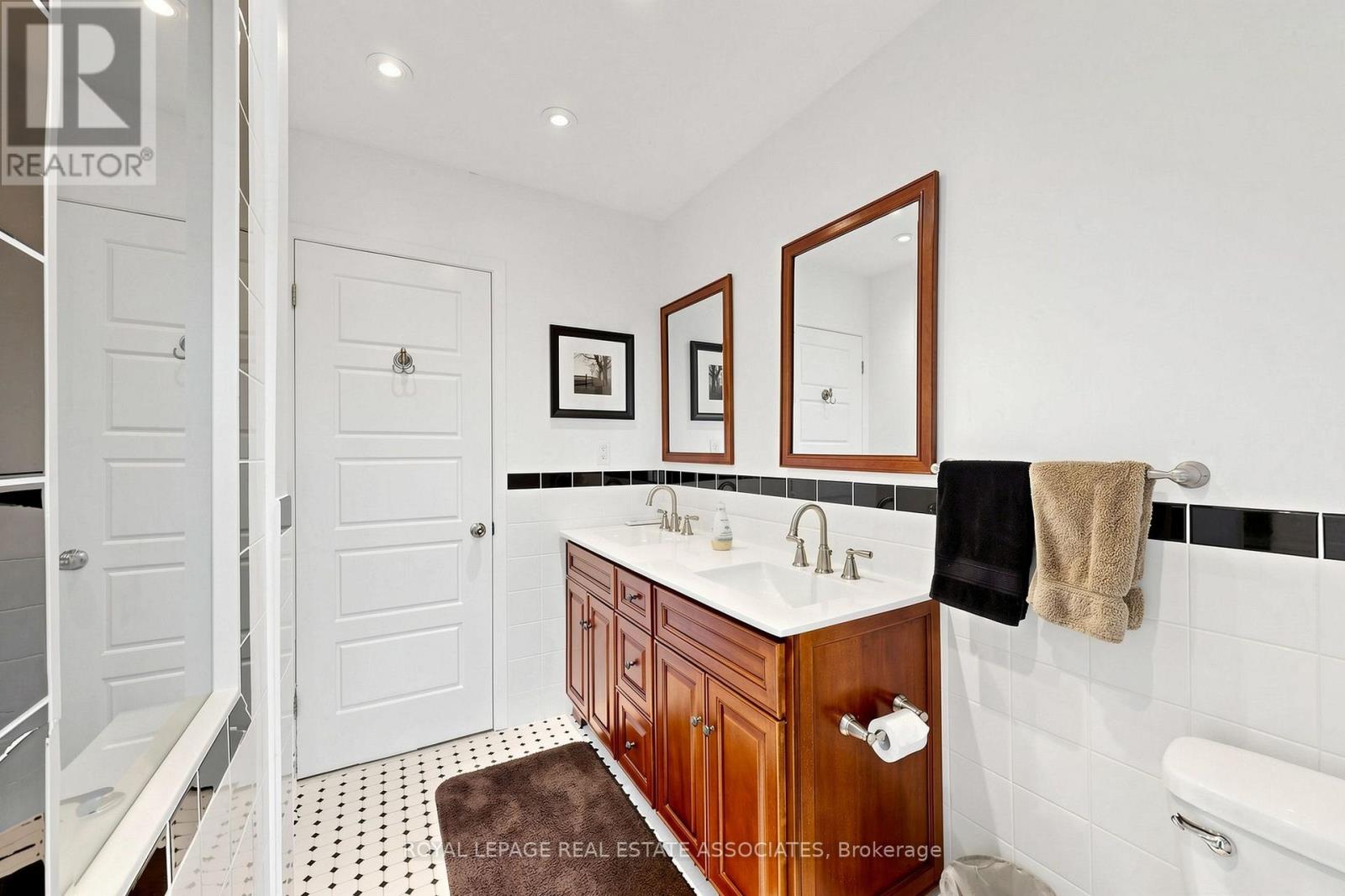 298 Lakeshore Road E, Mississauga, Ontario  L5G 1H2 - Photo 36 - W13876564