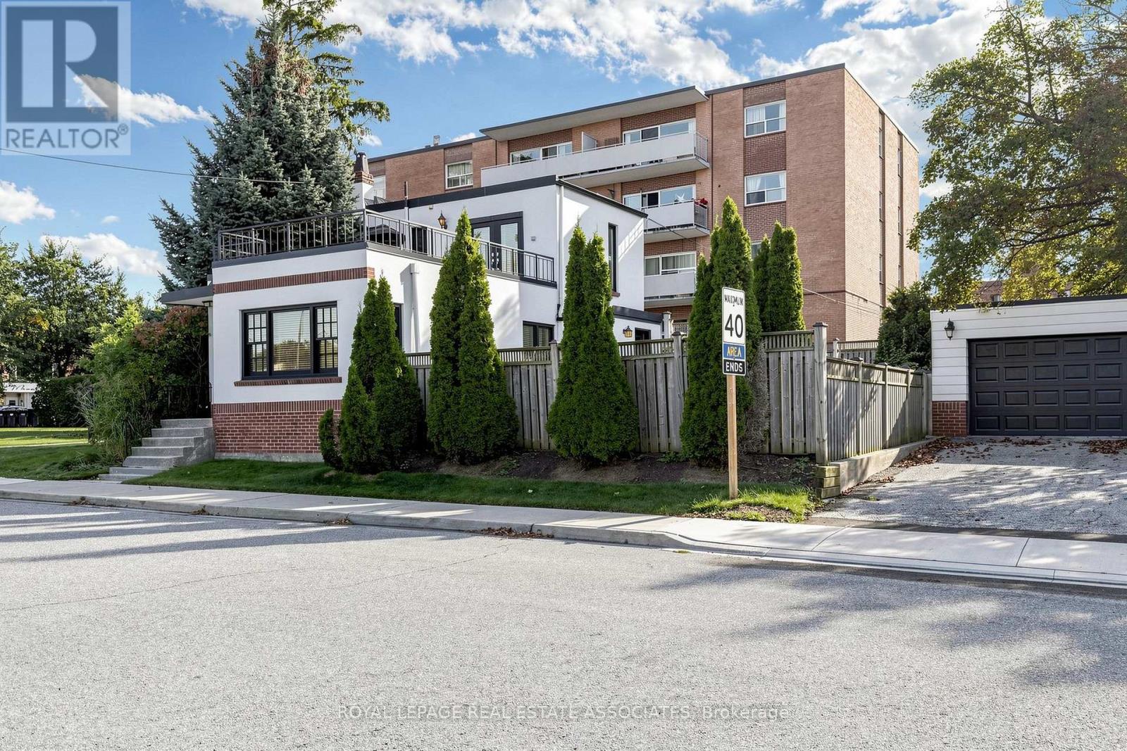 298 Lakeshore Road E, Mississauga, Ontario  L5G 1H2 - Photo 4 - W13876564