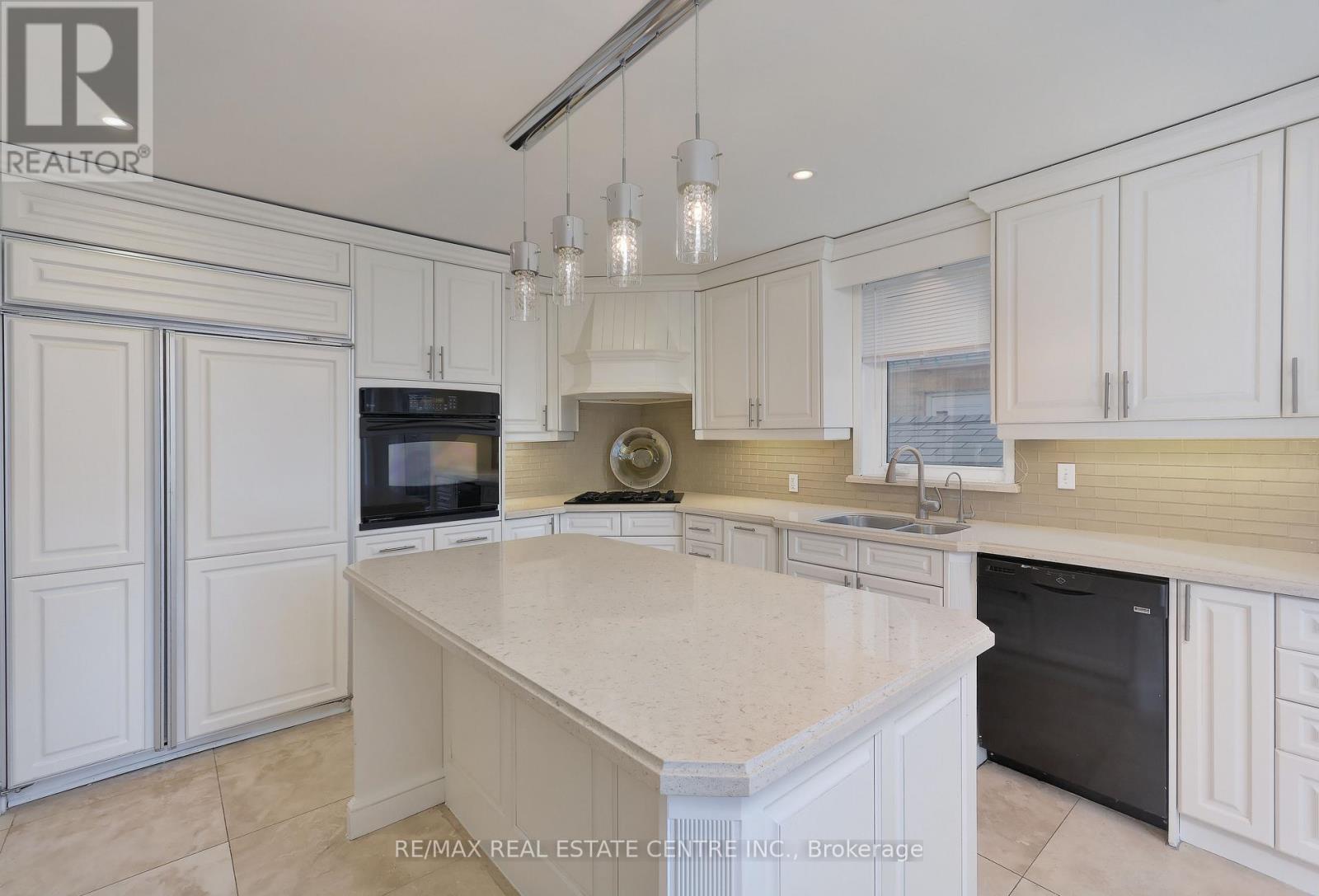 1837 Sevenoaks Drive, Mississauga, Ontario  L5K 2N5 - Photo 8 - W13876610