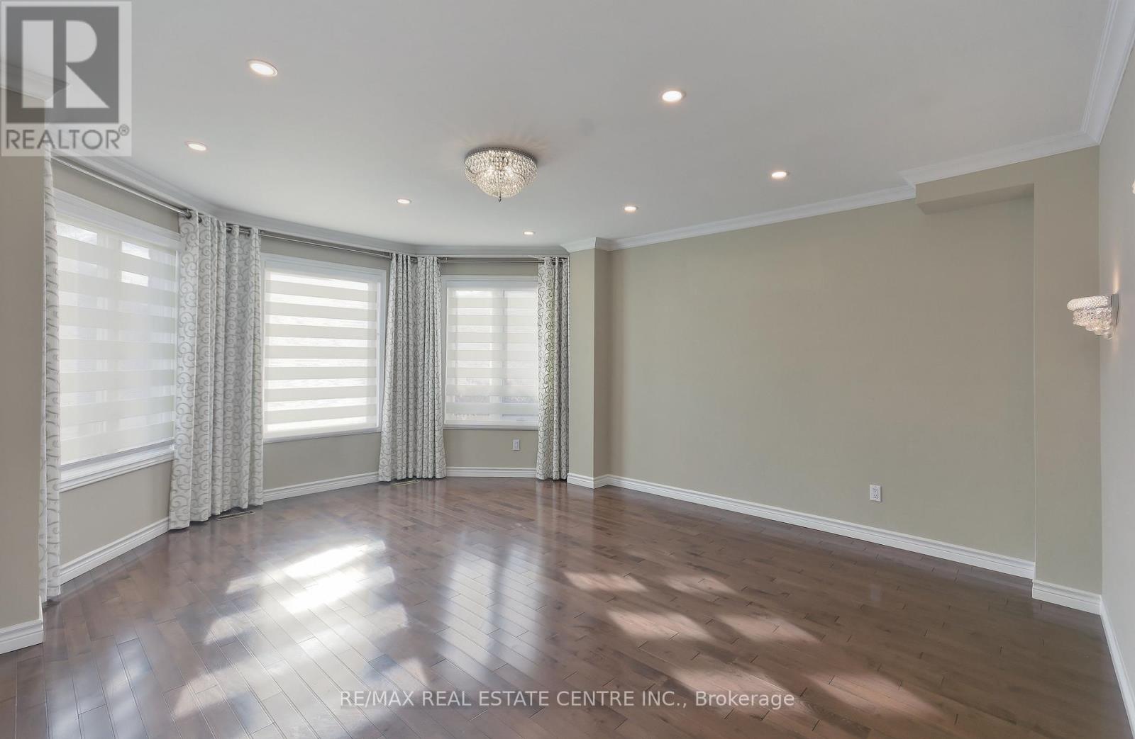 1837 Sevenoaks Drive, Mississauga, Ontario  L5K 2N5 - Photo 9 - W13876610