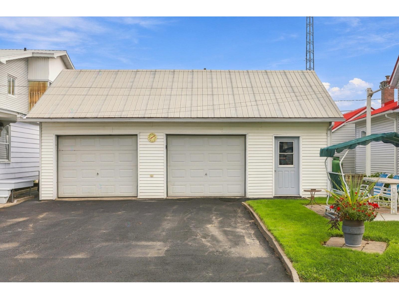 92Z-94Z Rue Principale Saint-Guillaume Quebec Canada J0C1L0 4