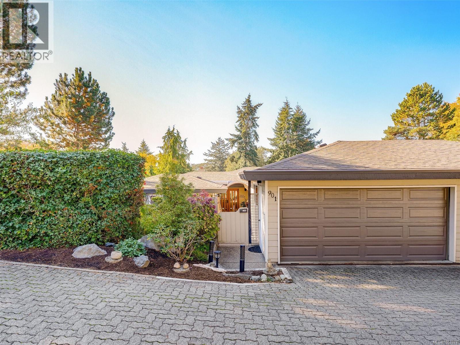 901 2829 Arbutus Rd