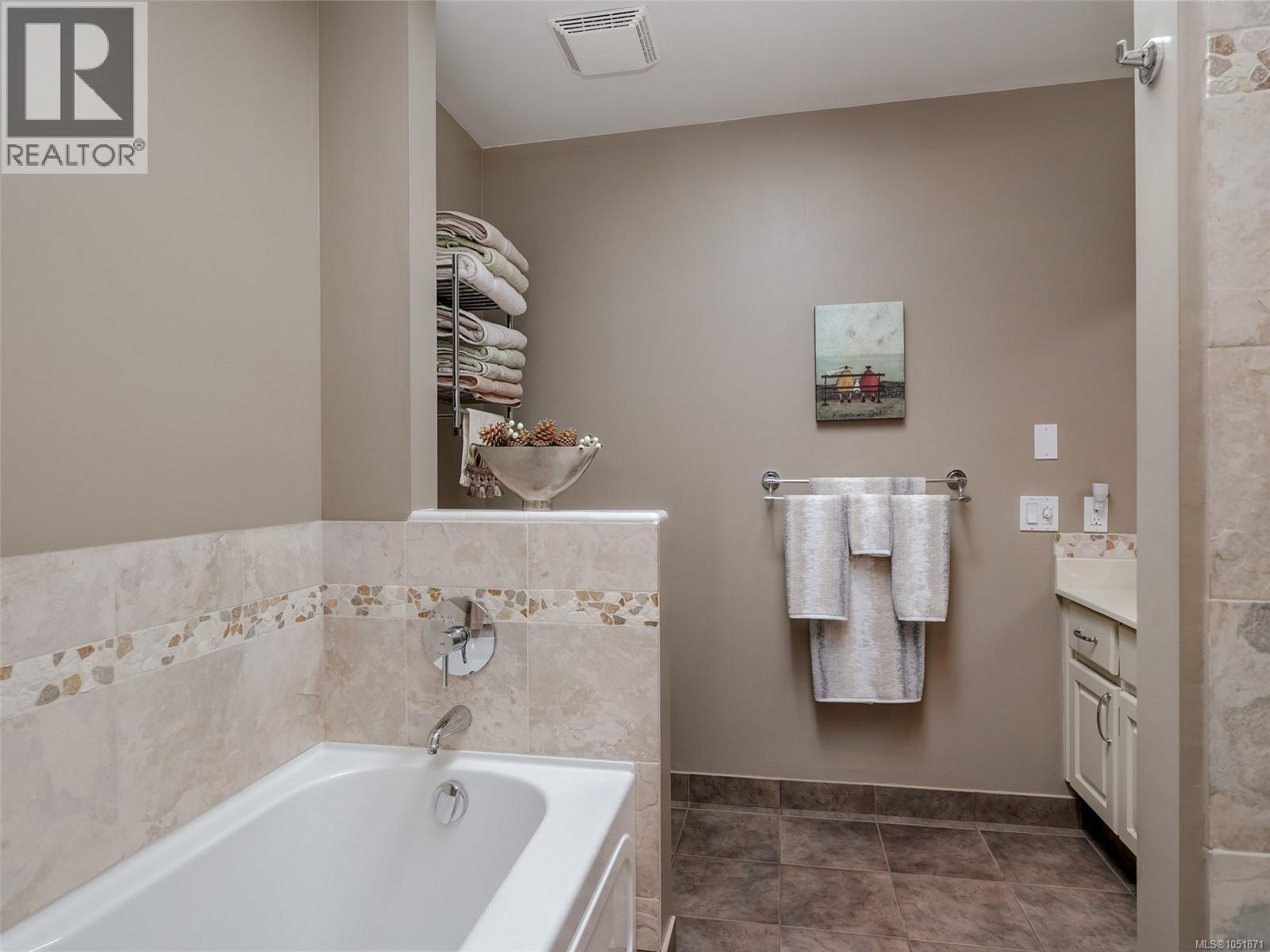 901 2829 Arbutus Rd