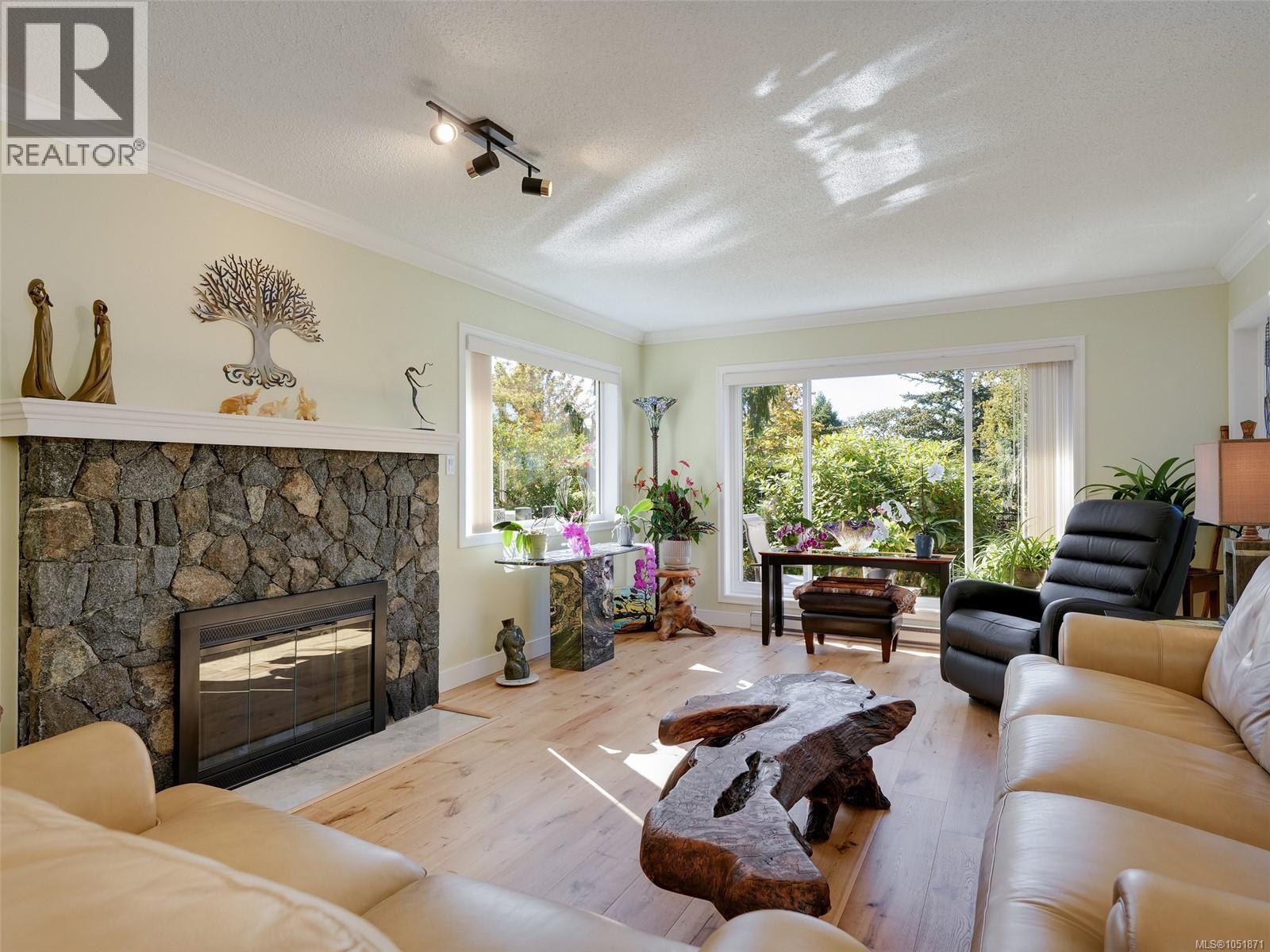 901 2829 Arbutus Rd