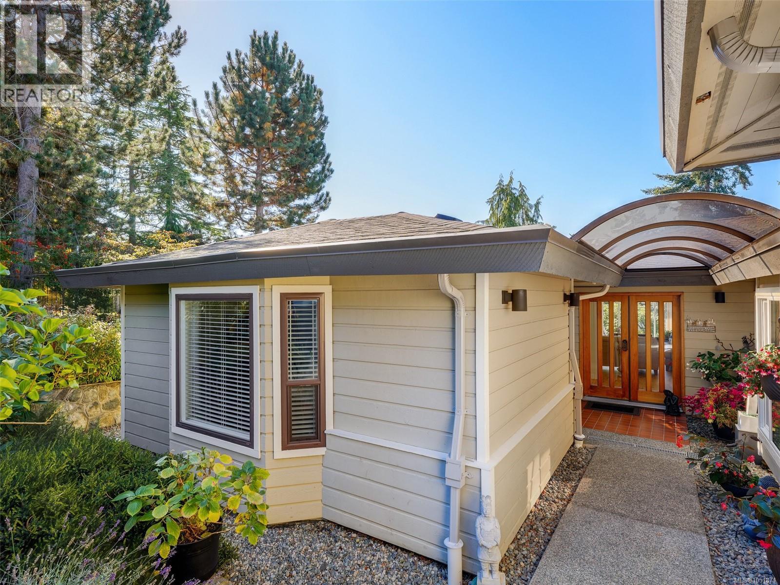 901 2829 Arbutus Rd