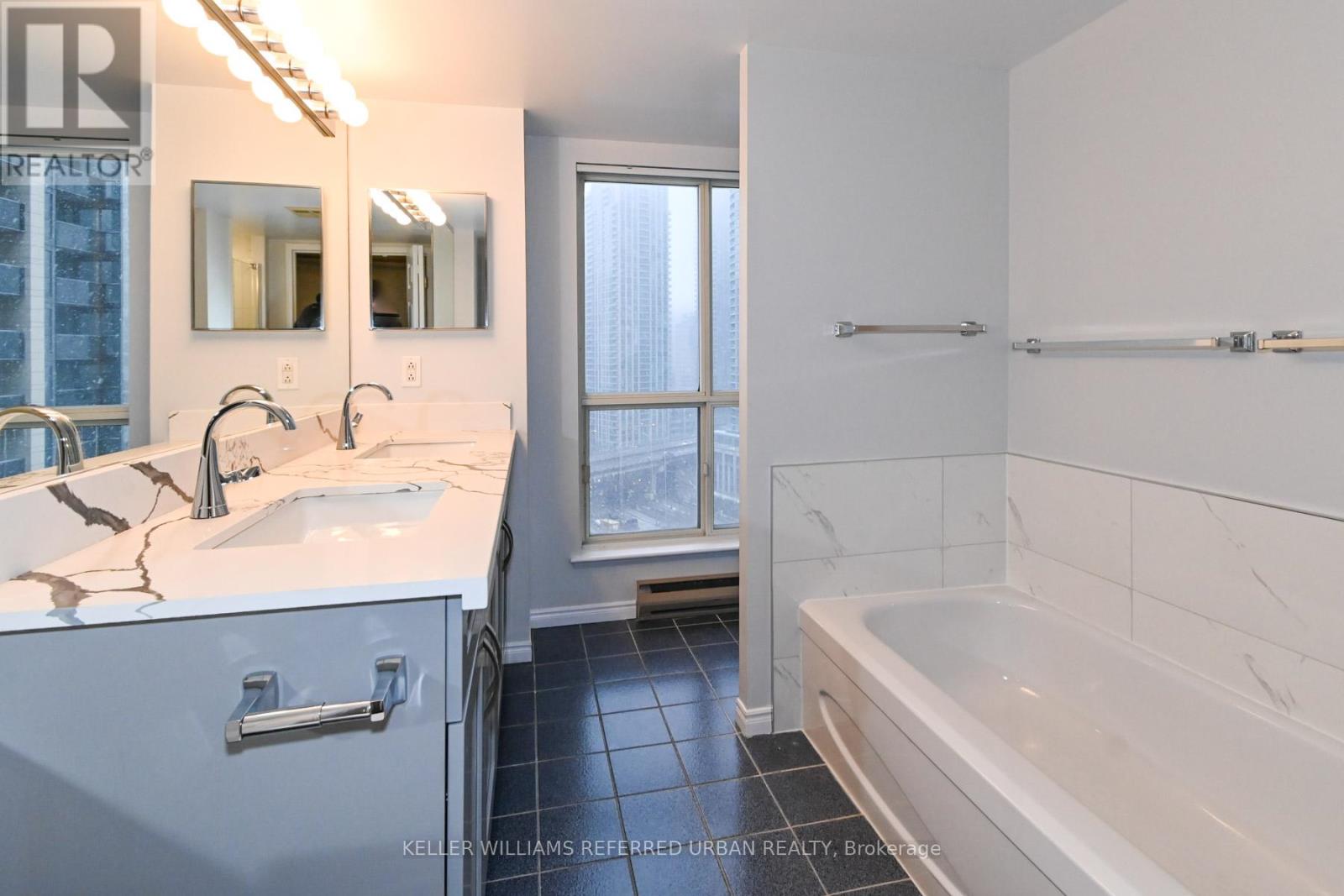 1604 - 25 The Esplanade, Toronto, Ontario  M5E 1W5 - Photo 3 - C13876956