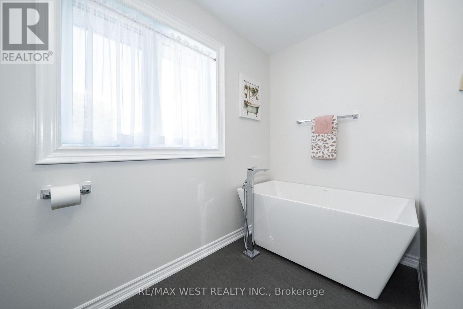 98 Arrowhead Drive, Vaughan, Ontario  L4L 4A5 - Photo 12 - N13876820