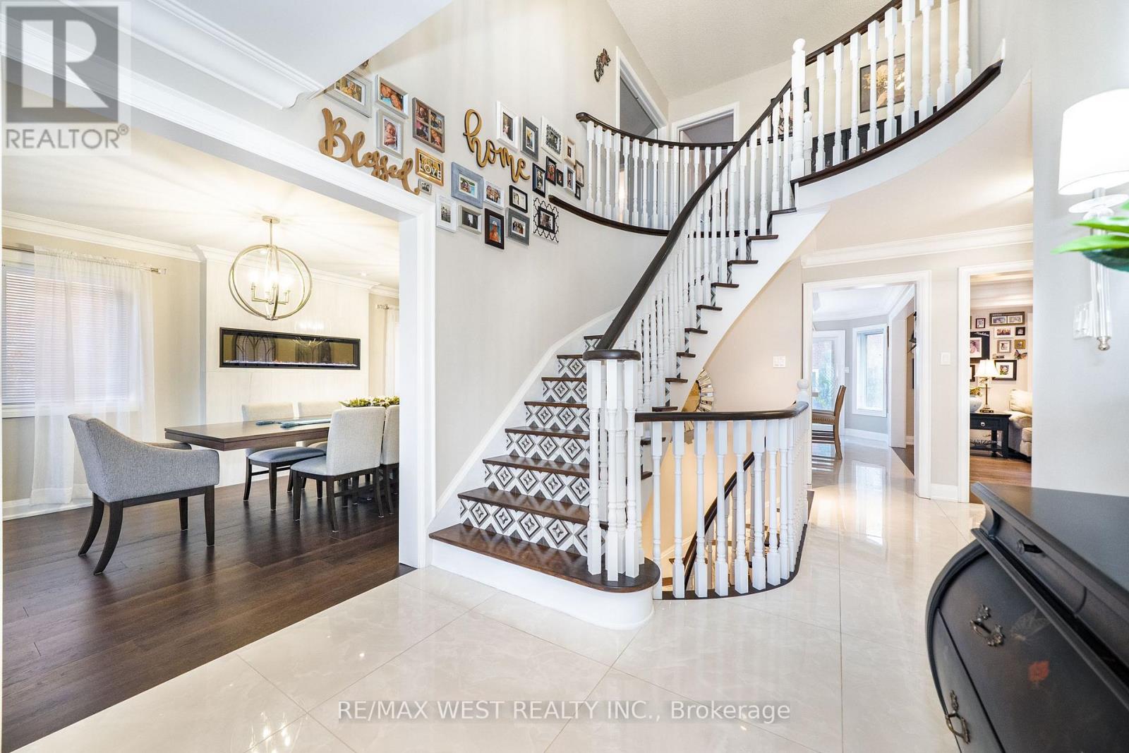 98 Arrowhead Drive, Vaughan, Ontario  L4L 4A5 - Photo 3 - N13876820
