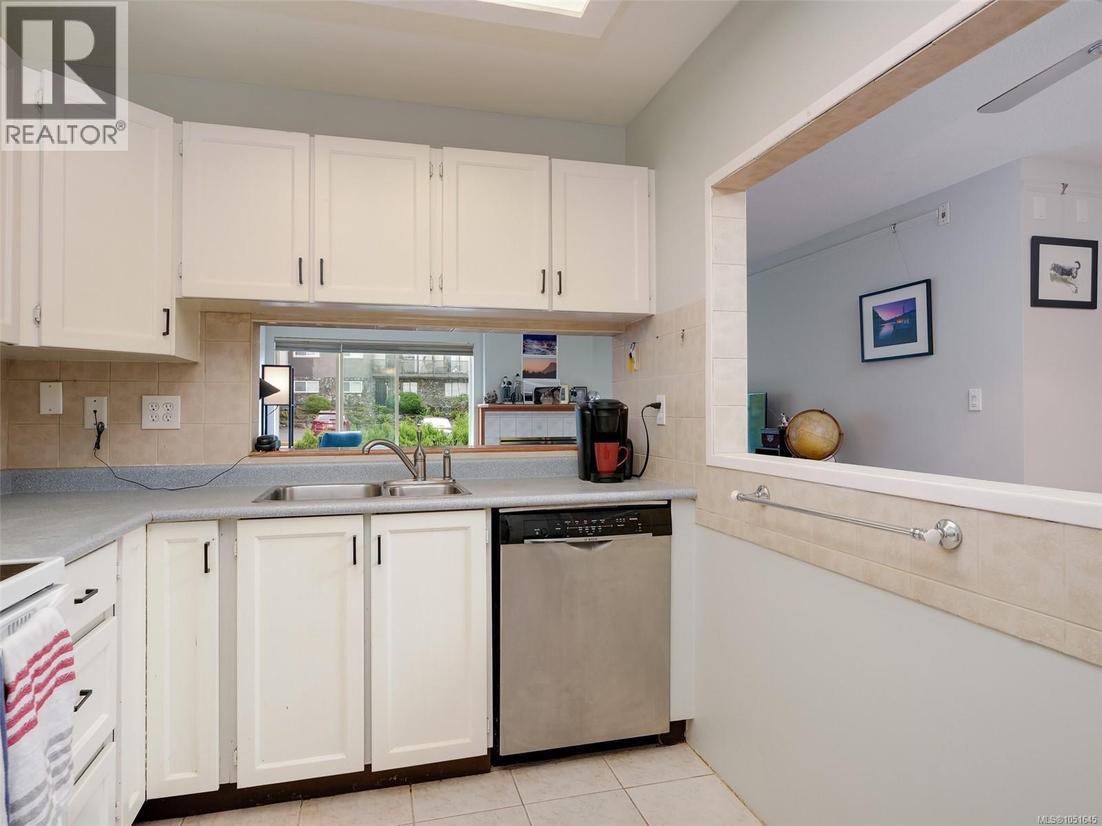203 3260 Quadra St