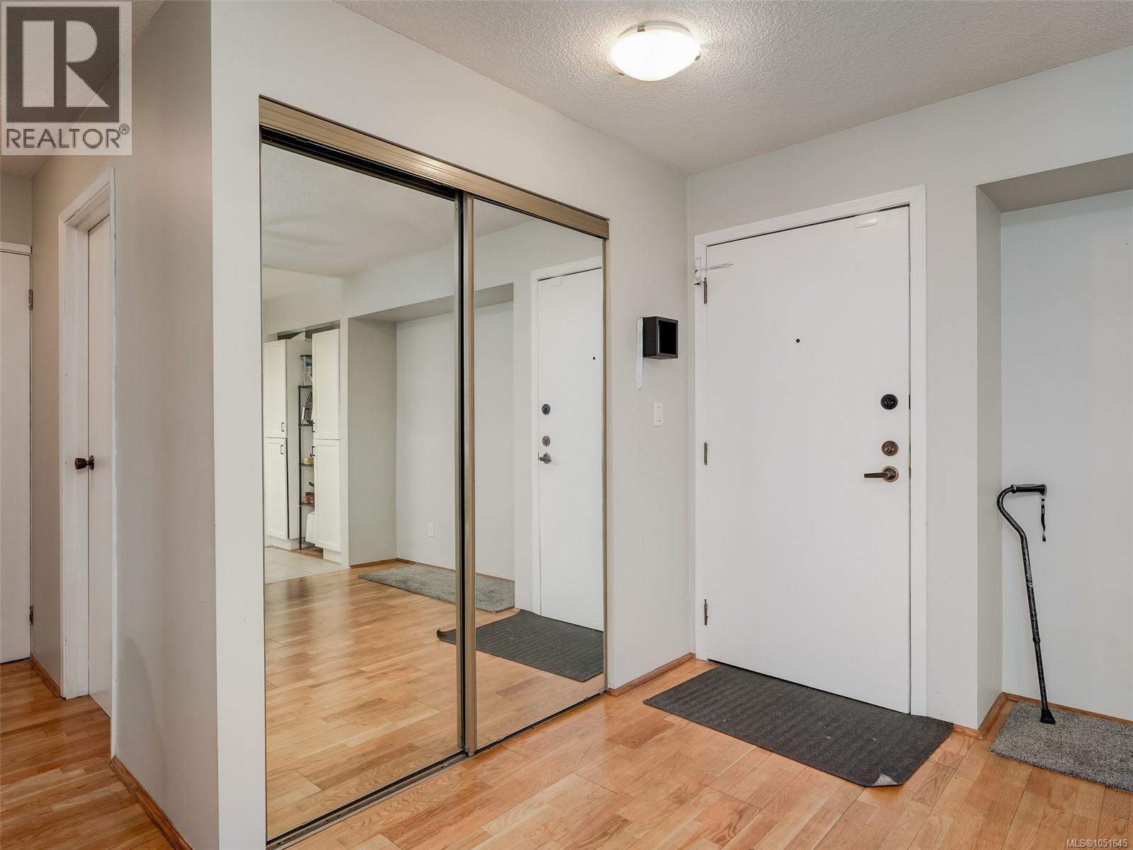 203 3260 Quadra St