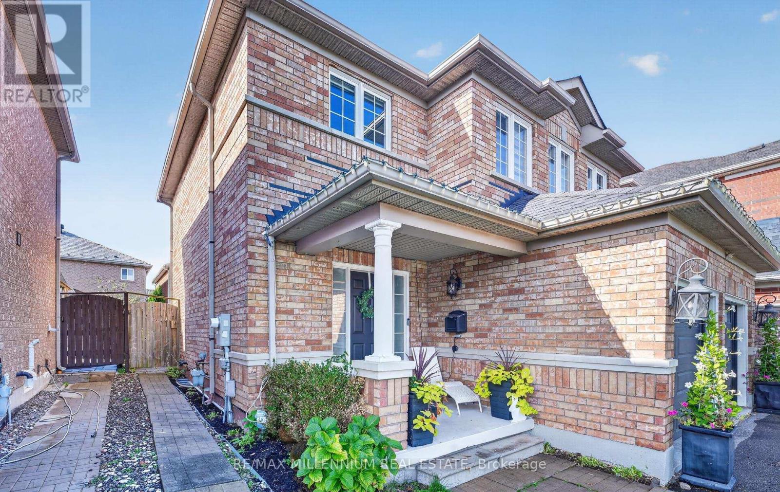 262 Brisdale Drive W, Brampton, Ontario  L7A 2T3 - Photo 4 - W13876980