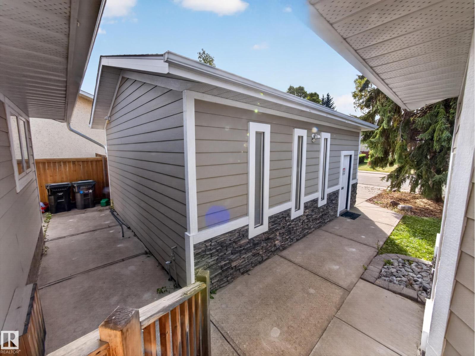 16 GREENWOOD WY