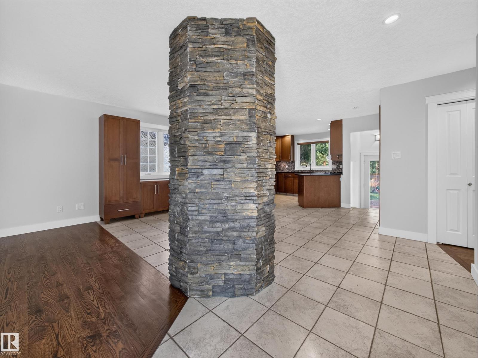 16 GREENWOOD WY