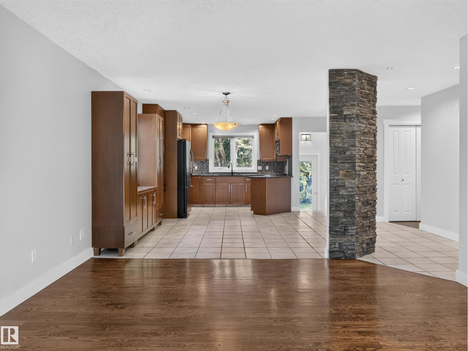 16 GREENWOOD WY