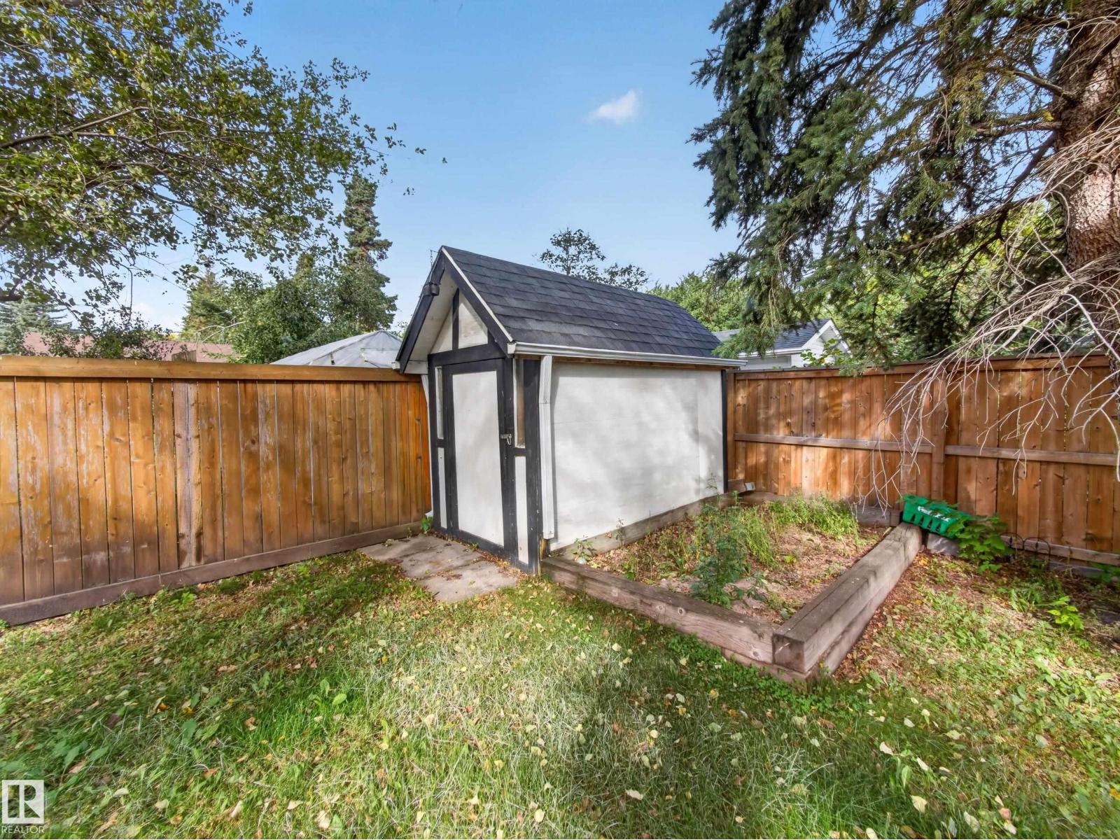 16 GREENWOOD WY