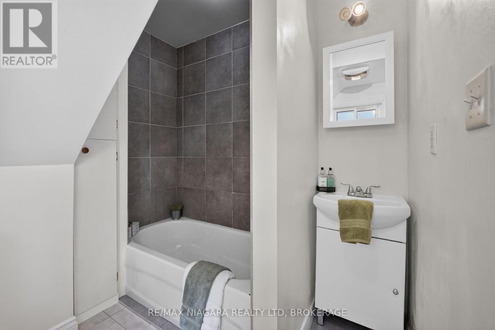 15 Adelaide Street, Grimsby (Grimsby West), Ontario L3M 1X2 - Photo 13 - X13877112