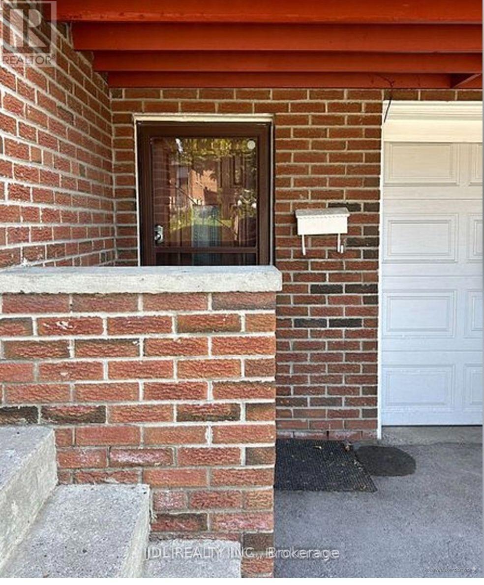 Kitchen Main/2 Beds Bsmt - 13 Pawnee Ave Avenue, Toronto, Ontario  M2H 3C6 - Photo 4 - C13874892