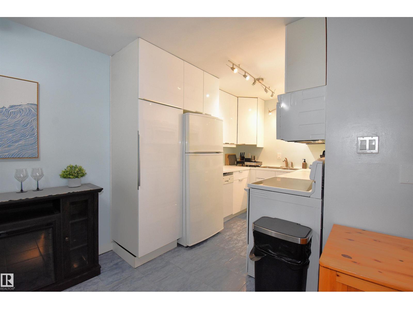 #102 11325 109 AV NW Edmonton Alberta Canada T5H1E3 4