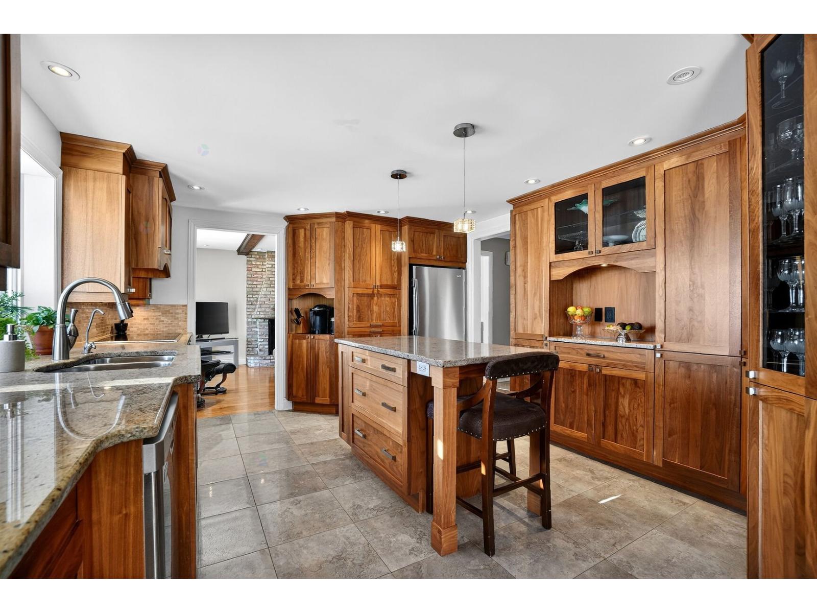 595 Rue Saraguay E. Montréal (Pierrefonds-Roxboro) Quebec Canada H8Y2G3 4