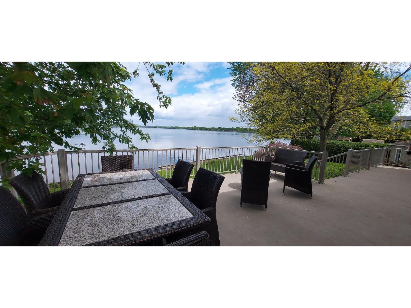 595 Rue Saraguay E. Montréal (Pierrefonds-Roxboro) Quebec Canada H8Y2G3 2