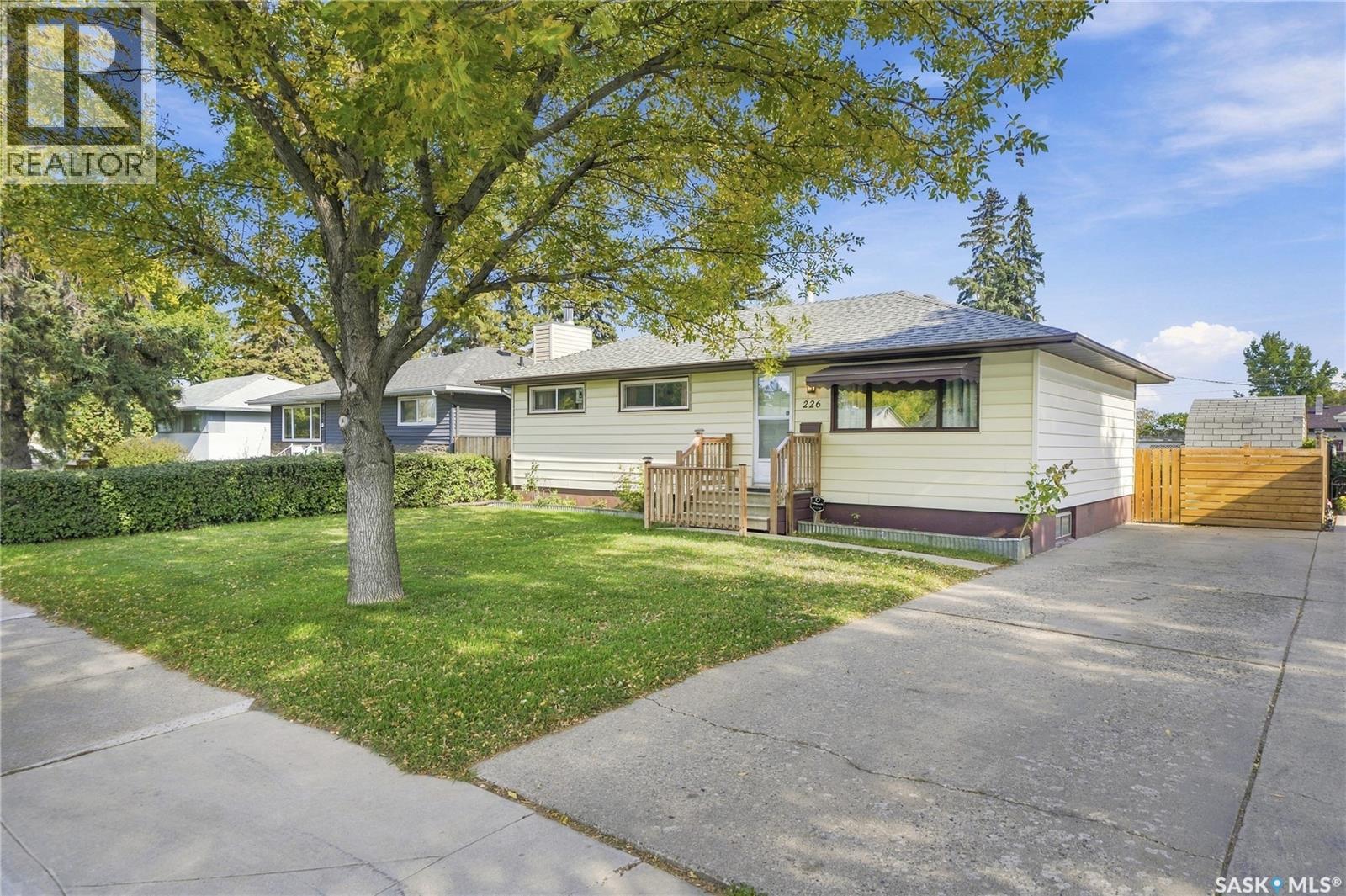 226 U Avenue N, Saskatoon, Saskatchewan  S7L 3C5 - Photo 1 - SK050616