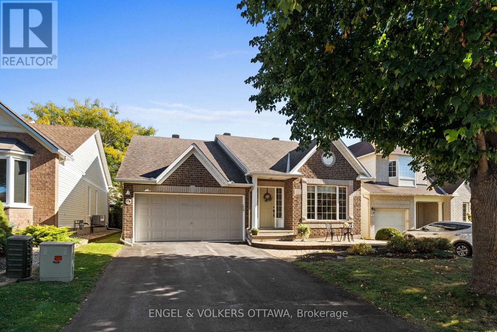 4 Burnstead Crescent, Ottawa, Ontario  K2M 2T4 - Photo 2 - X13877338