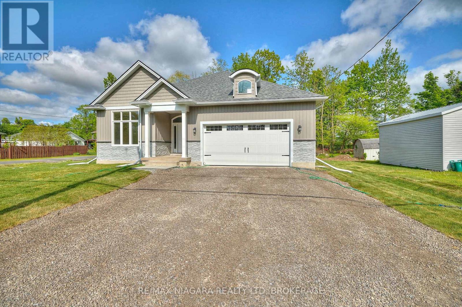 196 Bernard Avenue, Fort Erie, Ontario  L0S 1N0 - Photo 2 - X13877346
