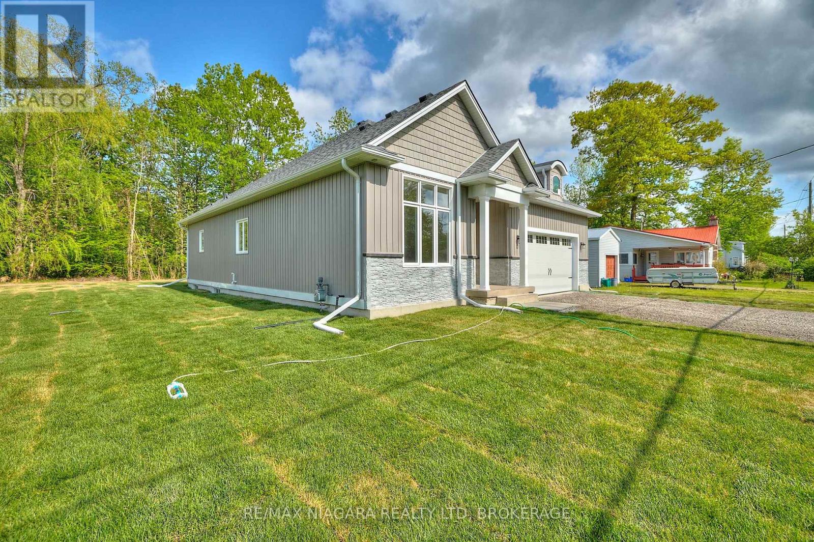 196 Bernard Avenue, Fort Erie, Ontario  L0S 1N0 - Photo 3 - X13877346