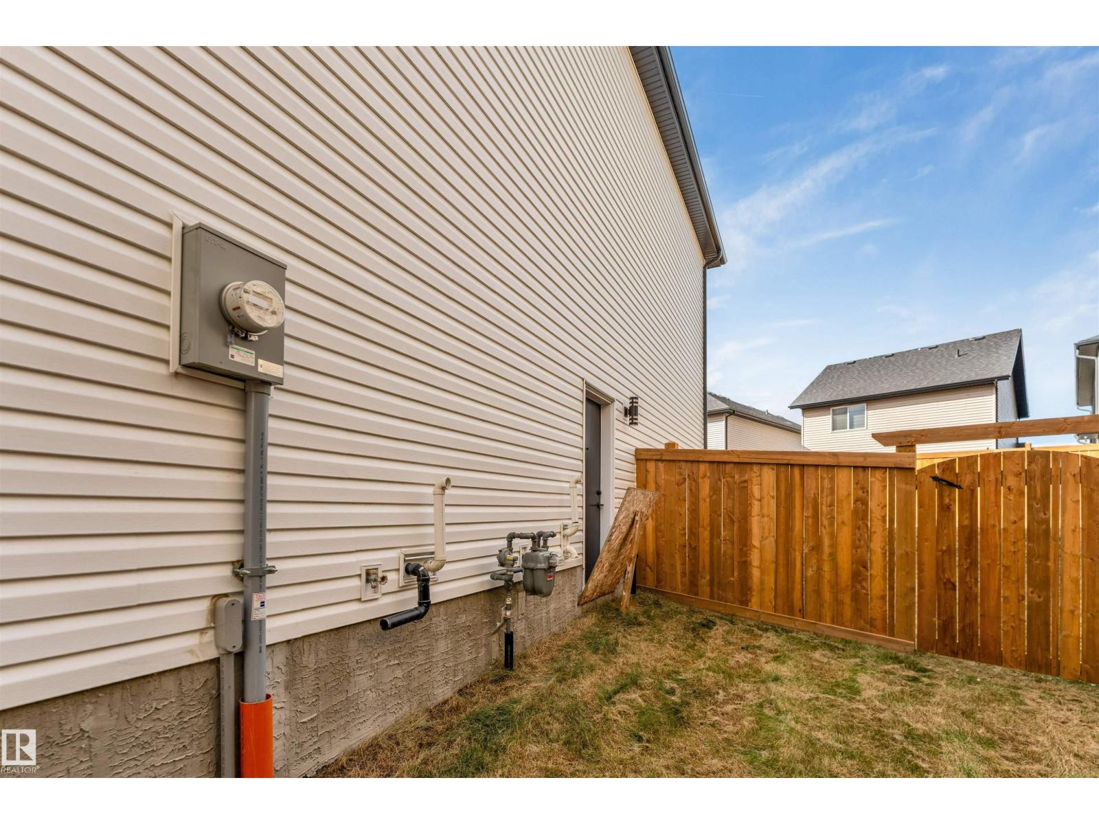1428 11 AV NW