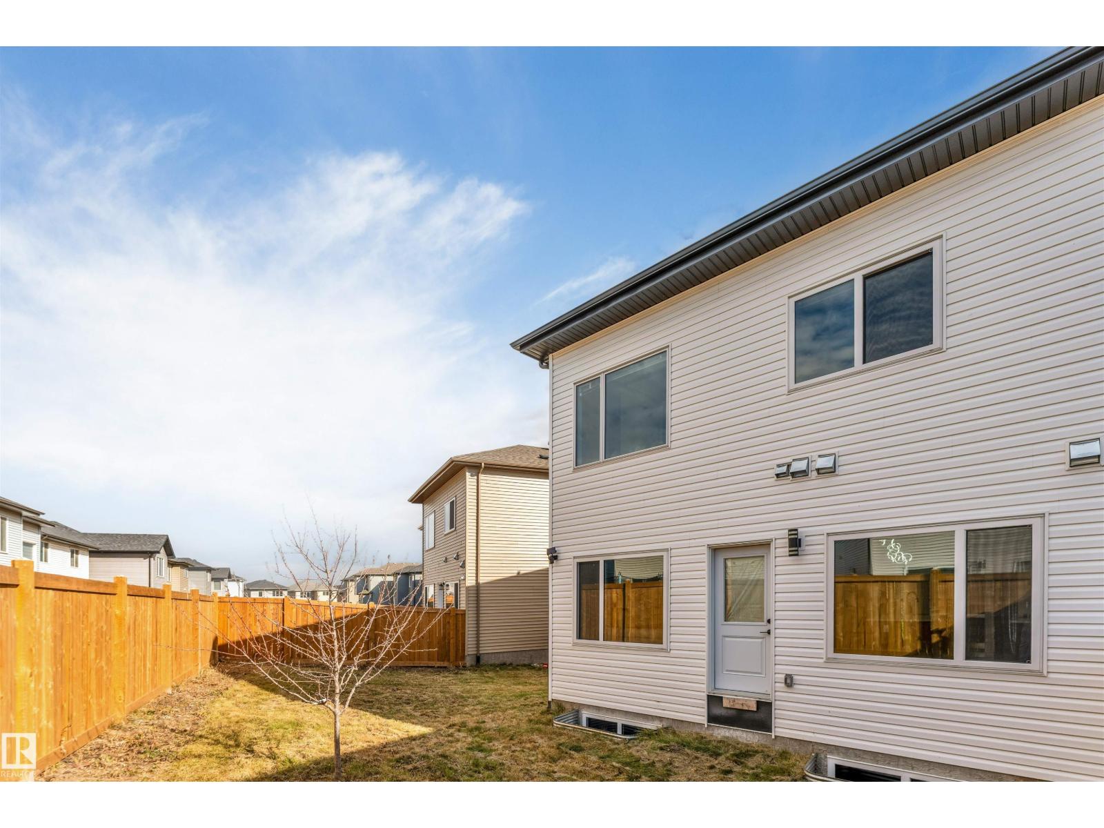 1428 11 AV NW