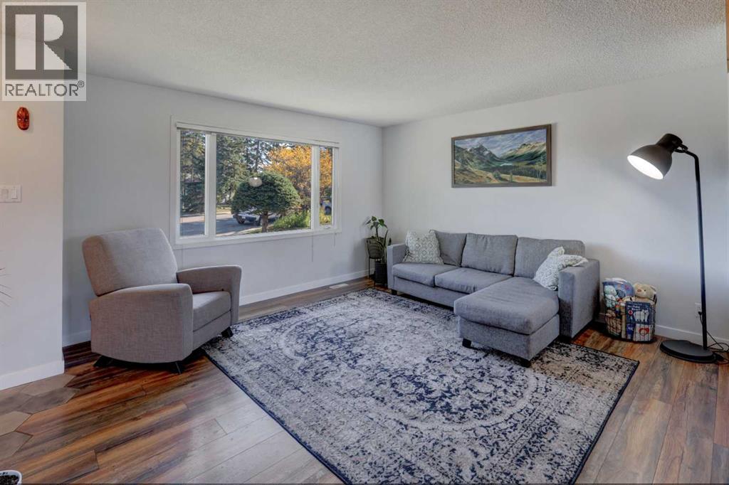 4827 Montana Drive NW, Calgary, Alberta  T3B 1G3 - Photo 5 - A2350101