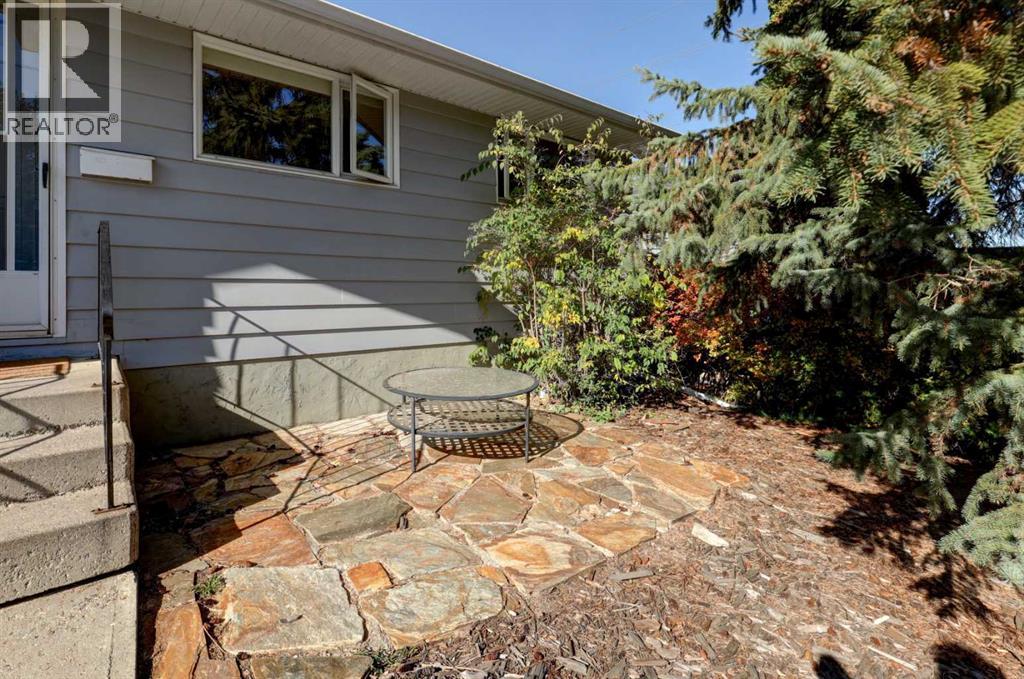 4827 Montana Drive NW, Calgary, Alberta  T3B 1G3 - Photo 3 - A2350101