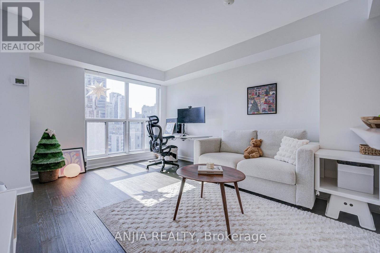 2011 - 8 PARK ROAD, Toronto, Ontario