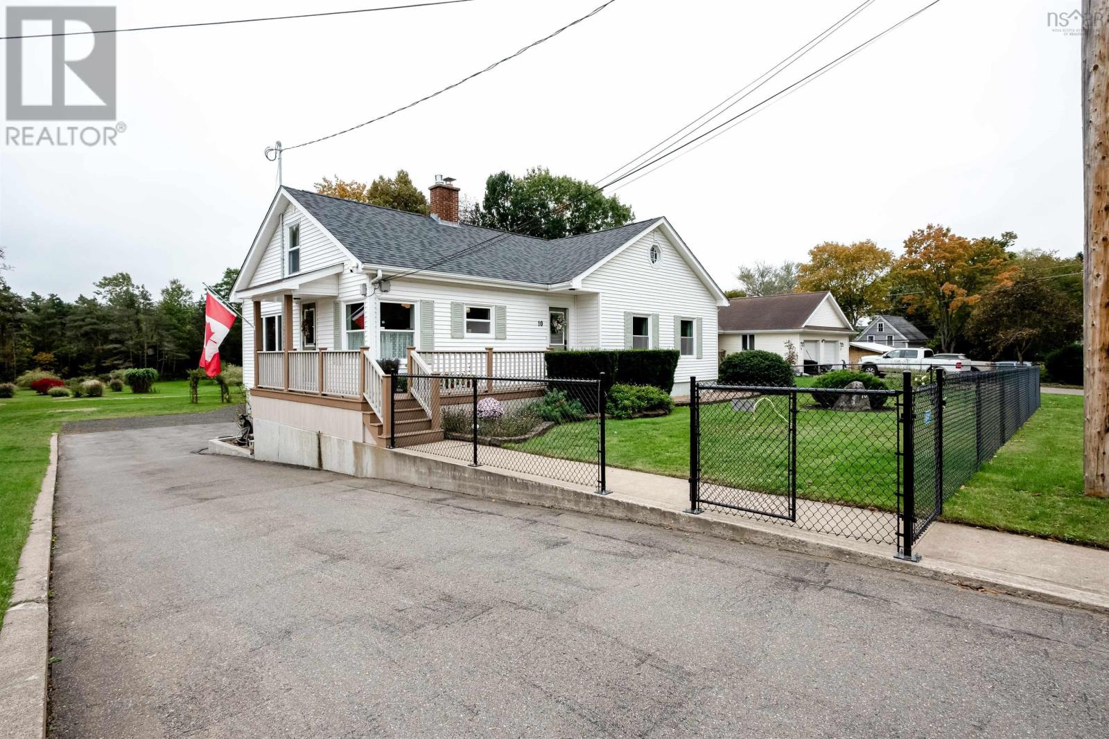 10 Connaught Ave Avenue Middleton Nova Scotia Canada B0S1P0 2